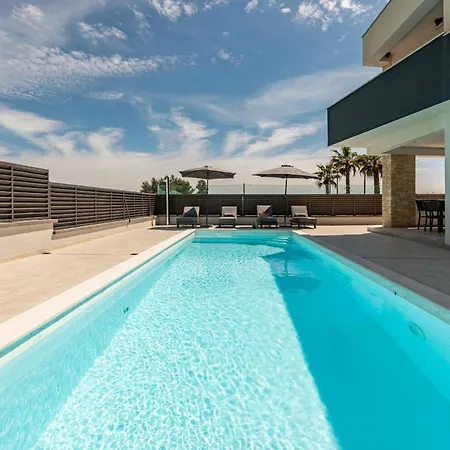 Amfora With Heated Pool, Wellness And Tennis Vila Knezevic