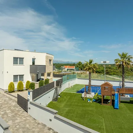 Villa Amfora With Heated Pool, Wellness And Tennis