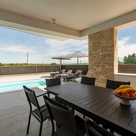 Villa Amfora With Heated Pool, Wellness And Tennis Knezevic