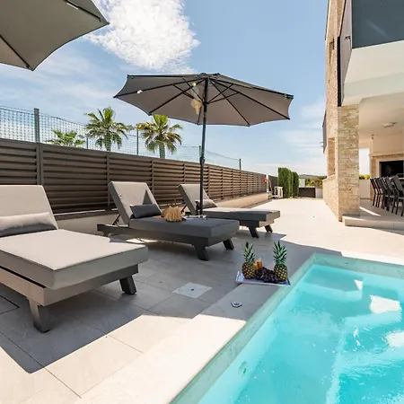 Villa Amfora With Heated Pool, Wellness And Tennis