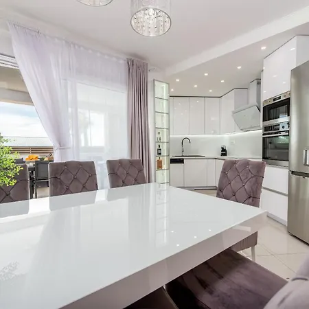 Vila Amfora With Heated Pool, Wellness And Tennis Knezevic