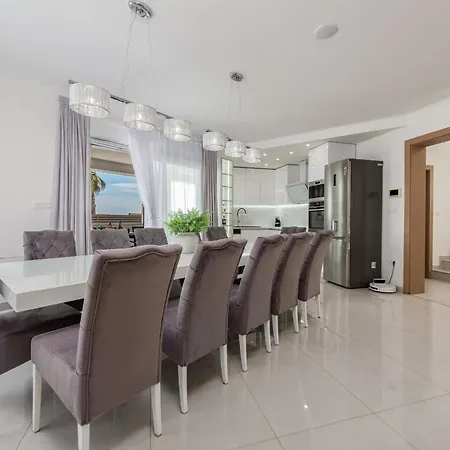 Villa Amfora With Heated Pool, Wellness And Tennis Knezevic