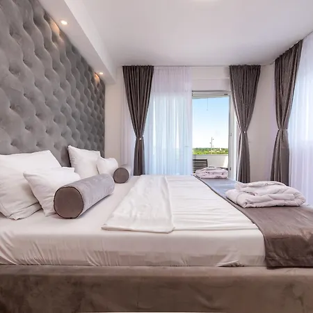 Amfora With Heated Pool, Wellness And Tennis Knezevic