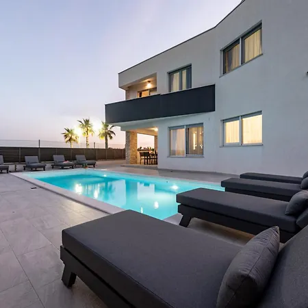 Amfora With Heated Pool, Wellness And Tennis * Knezevic