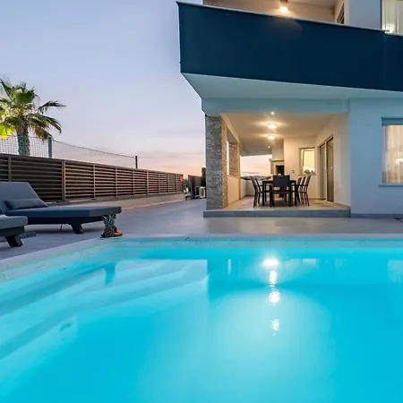 Villa Amfora With Heated Pool, Wellness And Tennis