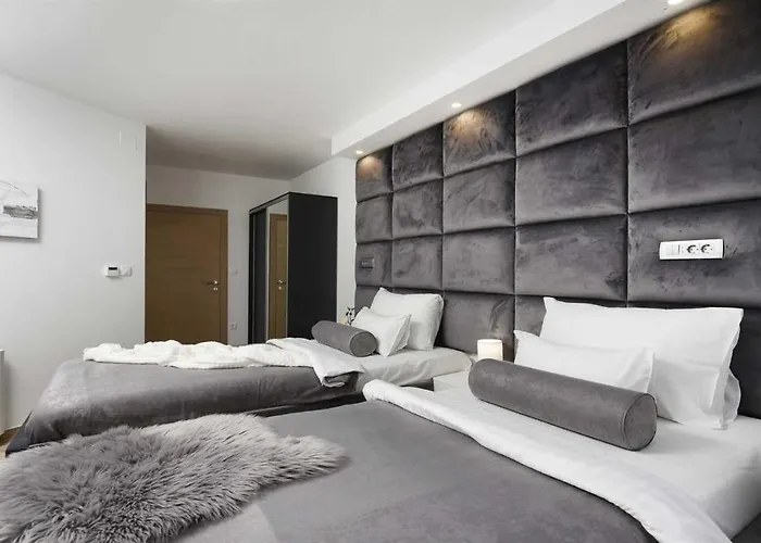 Villa Amfora With Heated Pool, Wellness And Tennis Knezevic