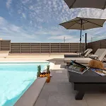 ヴィラ Amfora With Heated Pool, Wellness And Tennis *