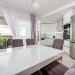 Villa Amfora With Heated Pool, Wellness And Tennis Knezevic