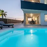 ヴィラ Amfora With Heated Pool, Wellness And Tennis