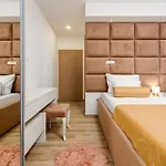Amfora With Heated Pool, Wellness And Tennis ヴィラ Knezevic