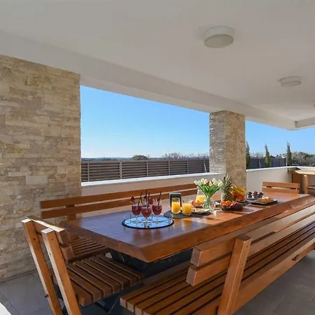 Villa Amfora With Heated Pool, Wellness And Tennis Knezevic