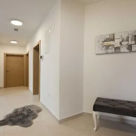 Villa Amfora With Heated Pool, Wellness And Tennis Knezevic