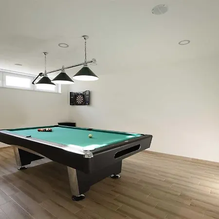 Villa Amfora With Heated Pool, Wellness And Tennis Knezevic
