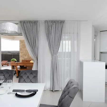 Amfora With Heated Pool, Wellness And Tennis Knezevic