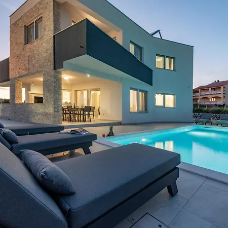Amfora With Heated Pool, Wellness And Tennis Knezevic