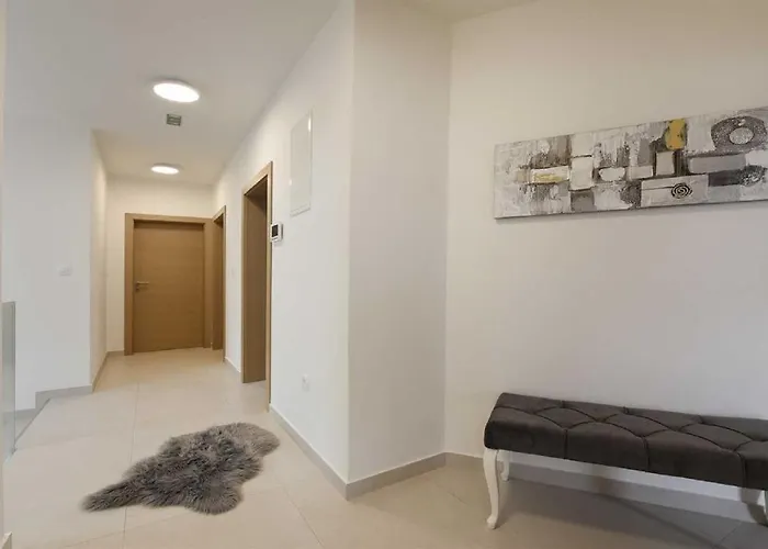 빌라 Amfora With Heated Pool, Wellness And Tennis Knezevic