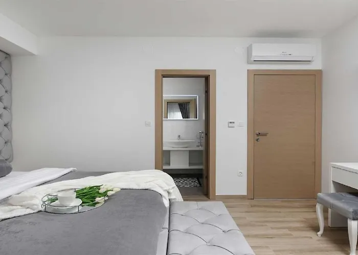 Amfora With Heated Pool, Wellness And Tennis 빌라 Knezevic