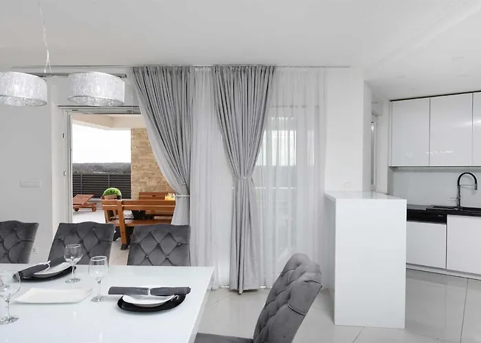 Amfora With Heated Pool, Wellness And Tennis Knezevic