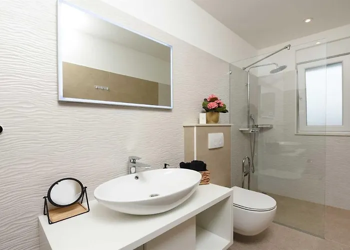 Amfora With Heated Pool, Wellness And Tennis Knezevic